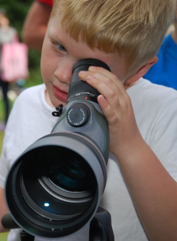 Dreng ser ind i teleskop