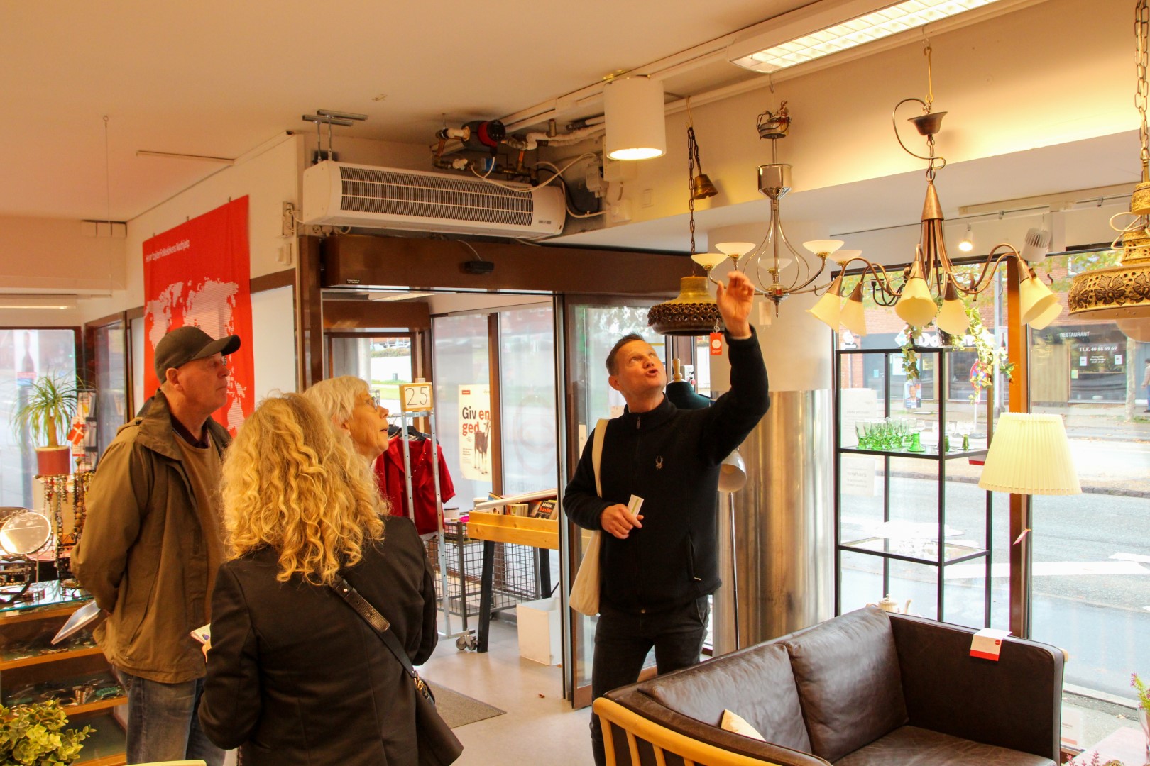 Erhvervskonsulent Kirsten Voxtrup og energikonsulent besøger en butik på Søborg Hovedgade