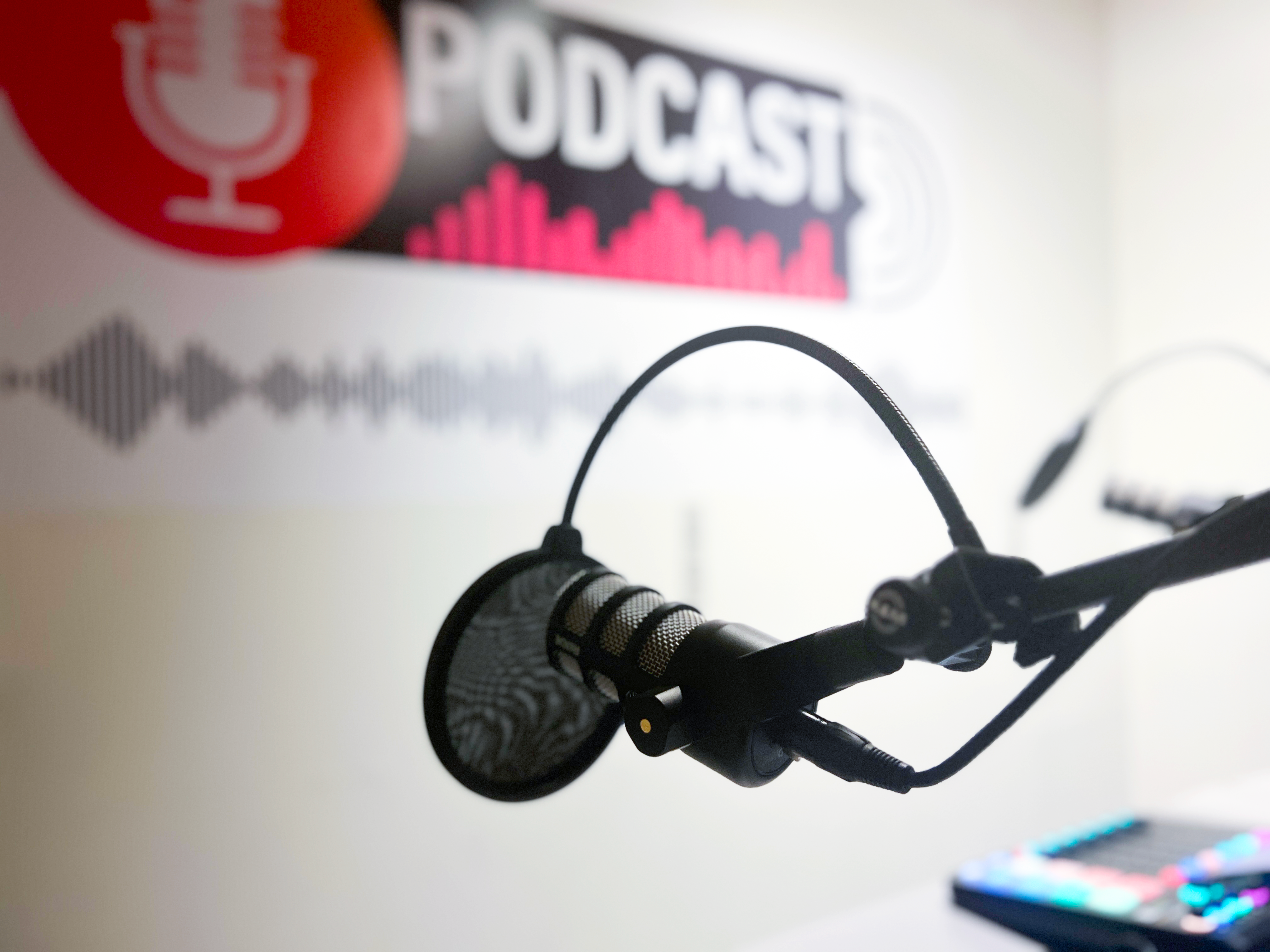 Et podcaststudie med mikrofon og en podcastmixer